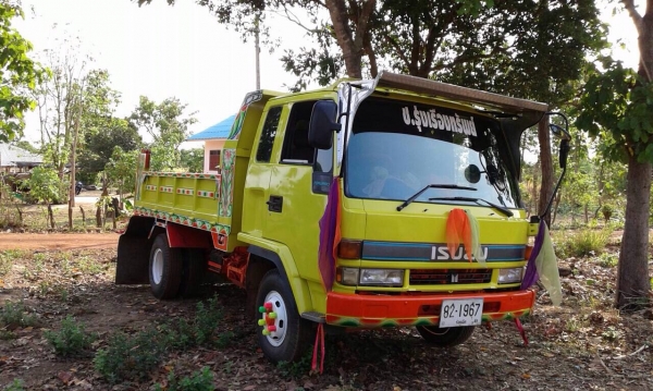 ต้องการขายรถดั้มอีชุชุ 195 แรง สภาพสวยไม่มีที่ติรับรองได้ ไม่มีเล่ม