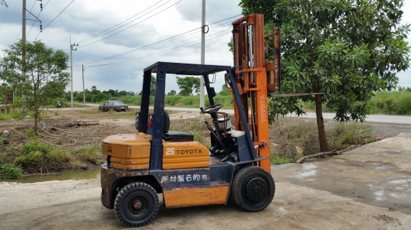 ขายด่วนรถยก TOYOTA ดีเซล5FDยก2.0ตันเสาสูง3เมตรยางตันหน้าหลังรถนอกนำเข้ายังไม่เคยใช้งานในเมืองไทยเลย=รุ่นใหม่ขายถูกๆๆ