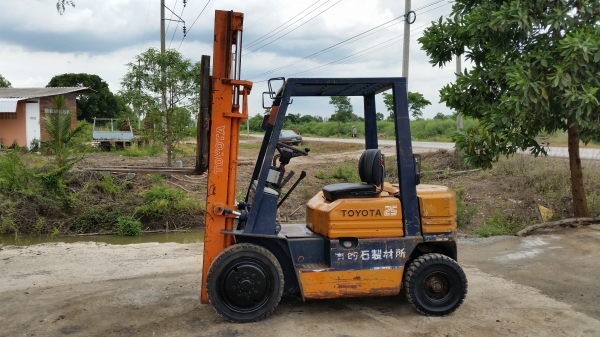 ขายด่วนรถยก TOYOTA ดีเซล5FDยก2.0ตันเสาสูง3เมตรยางตันหน้าหลังรถนอกนำเข้ายังไม่เคยใช้งานในเมืองไทยเลย=รุ่นใหม่ขายถูกๆๆ