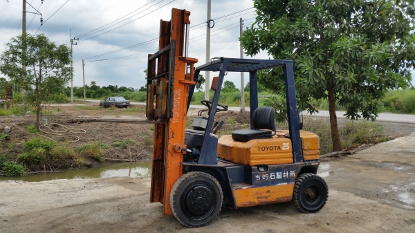 ขายด่วนรถยก TOYOTA ดีเซล5FDยก2.0ตันเสาสูง3เมตรยางตันหน้าหลังรถนอกนำเข้ายังไม่เคยใช้งานในเมืองไทยเลย=รุ่นใหม่ขายถูกๆๆ