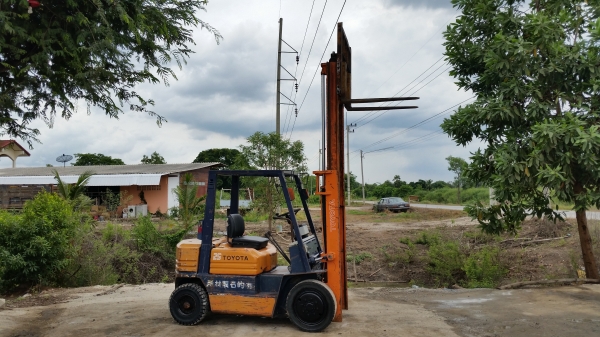 ขายด่วนรถยก TOYOTA ดีเซล5FDยก2.0ตันเสาสูง3เมตรยางตันหน้าหลังรถนอกนำเข้ายังไม่เคยใช้งานในเมืองไทยเลย=รุ่นใหม่ขายถูกๆๆ