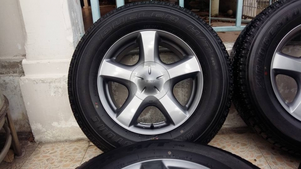 ขายล้อแม็กป้ายแดง dmax 17" พร้อมยางปี15 สีรมดำ  สนใจติดต่อเล็กคลองสามครับ 081-3747940