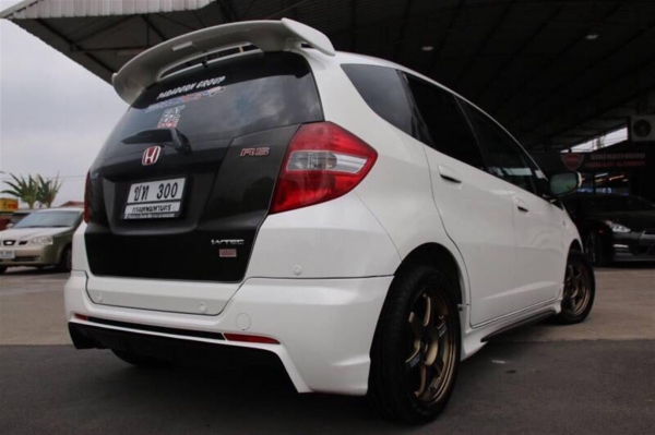 ขาย Honda Jazz สีขาว ปี 2012 ปลายปี มือเดียวออกห้าง ขาย Honda Jazz สีขาว ปี 2012 ปลายปี มือเดียวออกห้าง