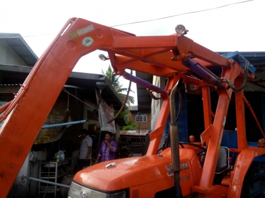 ขาย295000 บาท รถคีบคูโบต้า 45 แรง อยู่ไกลมีรถขนส่งถึงหน้าบ้านครับ