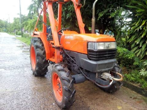 ขาย295000 บาท รถคีบคูโบต้า 45 แรง อยู่ไกลมีรถขนส่งถึงหน้าบ้านครับ