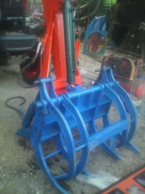 ขาย295000 บาท รถคีบคูโบต้า 45 แรง อยู่ไกลมีรถขนส่งถึงหน้าบ้านครับ