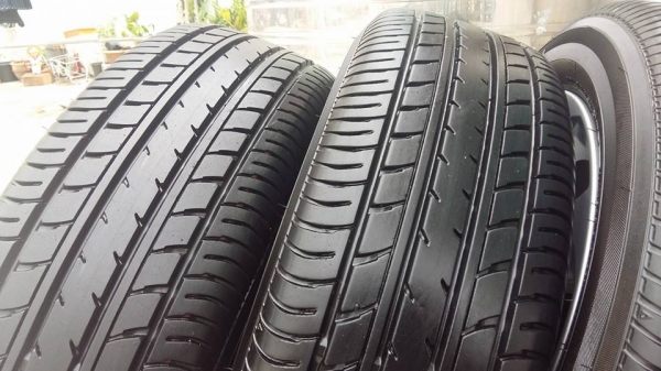 ขายล้อแม็ก Toyota vios/ yaris 15" พร้อมยางปี15 สนใจติดต่อเล็กคลองสามครับ 081-3747940