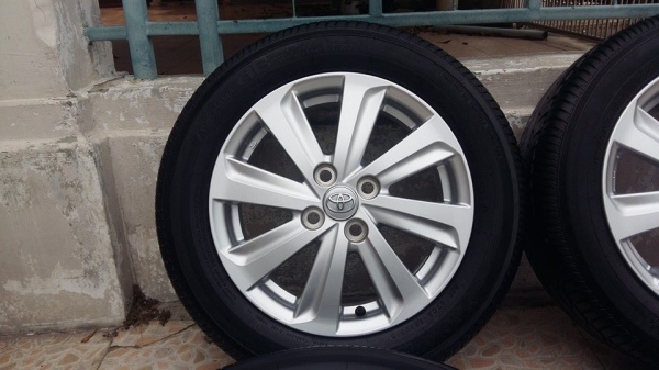 ขายล้อแม็ก Toyota vios/ yaris 15" พร้อมยางปี15 สนใจติดต่อเล็กคลองสามครับ 081-3747940