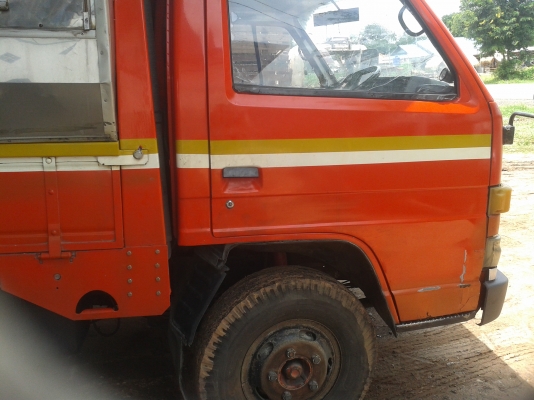 ขายรถโดยสาร ISUZU  6ล้อ หัว NPR 115 HP ป้ายดำ  รถปี 2546 เครื่องยังแน่นๆเลยครับ ( มีวิดีโอ)