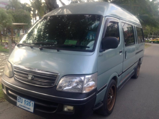 รถตู้โตโยต้าหัวจรวดตาเพชร หลังคาสูงสีเขียวหยก