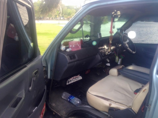 รถตู้โตโยต้าหัวจรวดตาเพชร หลังคาสูงสีเขียวหยก