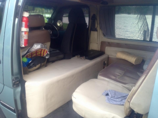 รถตู้โตโยต้าหัวจรวดตาเพชร หลังคาสูงสีเขียวหยก