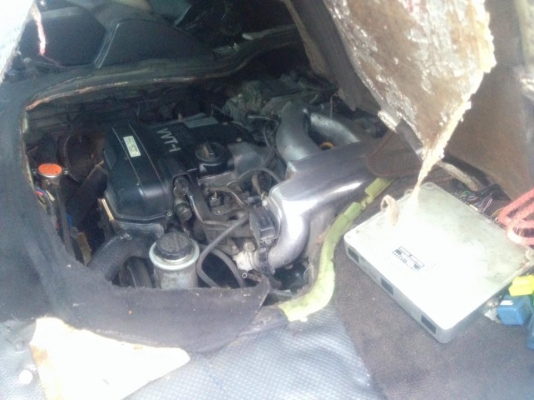 รถตู้โตโยต้าหัวจรวดตาเพชร หลังคาสูงสีเขียวหยก