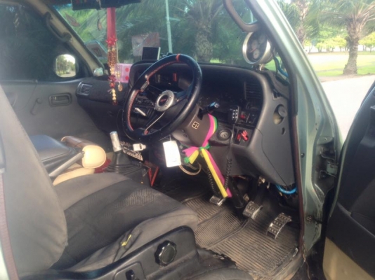 รถตู้โตโยต้าหัวจรวดตาเพชร หลังคาสูงสีเขียวหยก