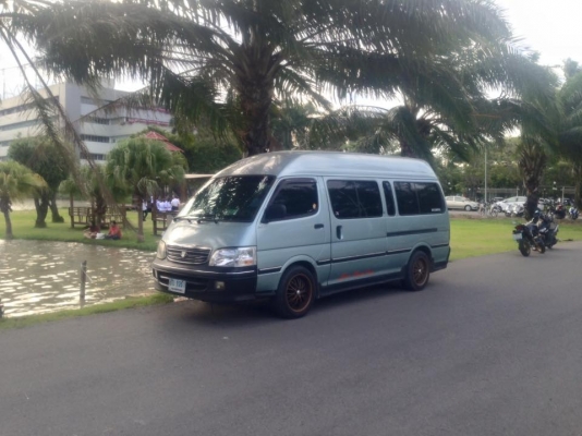 รถตู้โตโยต้าหัวจรวดตาเพชร หลังคาสูงสีเขียวหยก