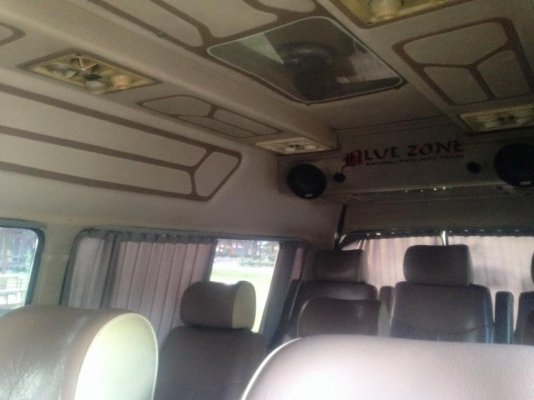 รถตู้โตโยต้าหัวจรวดตาเพชร หลังคาสูงสีเขียวหยก