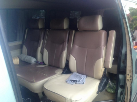 รถตู้โตโยต้าหัวจรวดตาเพชร หลังคาสูงสีเขียวหยก