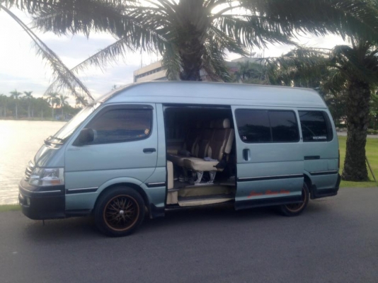 รถตู้โตโยต้าหัวจรวดตาเพชร หลังคาสูงสีเขียวหยก