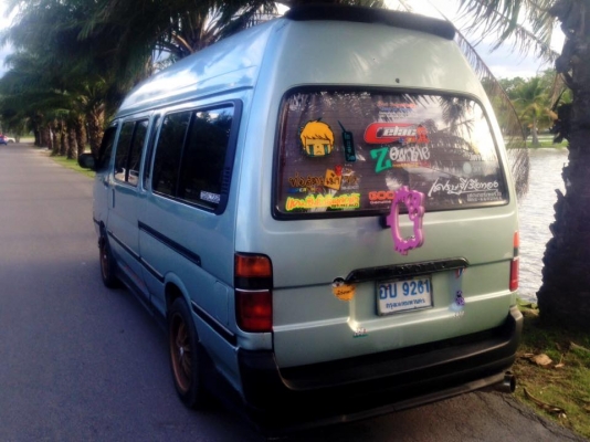 รถตู้โตโยต้าหัวจรวดตาเพชร หลังคาสูงสีเขียวหยก