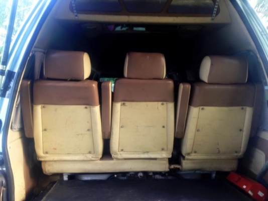 รถตู้โตโยต้าหัวจรวดตาเพชร หลังคาสูงสีเขียวหยก