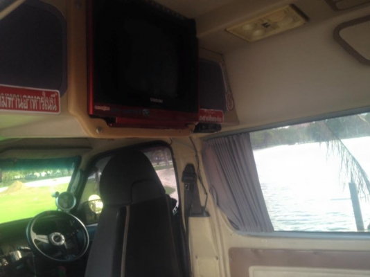 รถตู้โตโยต้าหัวจรวดตาเพชร หลังคาสูงสีเขียวหยก