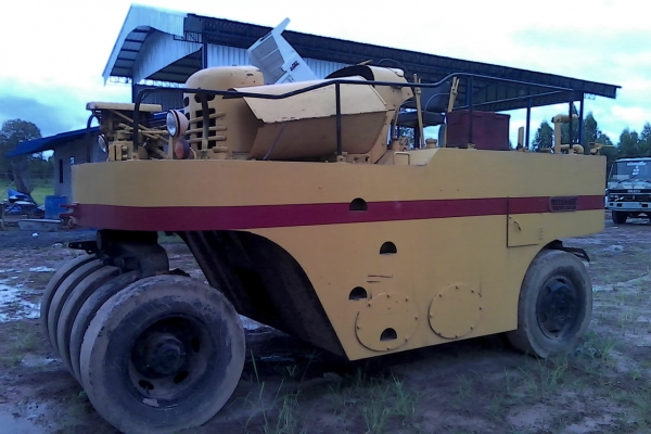 ขายรถบดล้อยางยี่ห้อ WATANABE 11ล้อสภาพใช้งานได้เลยเครื่องดี พร้อมทำงานเอกสารสัญญาซื้อขาย