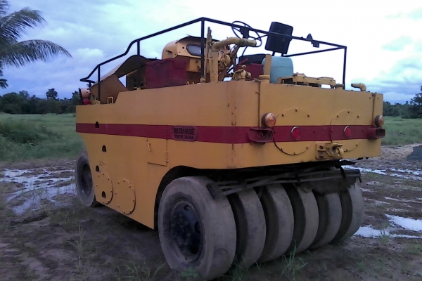 ขายรถบดล้อยางยี่ห้อ WATANABE 11ล้อสภาพใช้งานได้เลยเครื่องดี พร้อมทำงานเอกสารสัญญาซื้อขาย