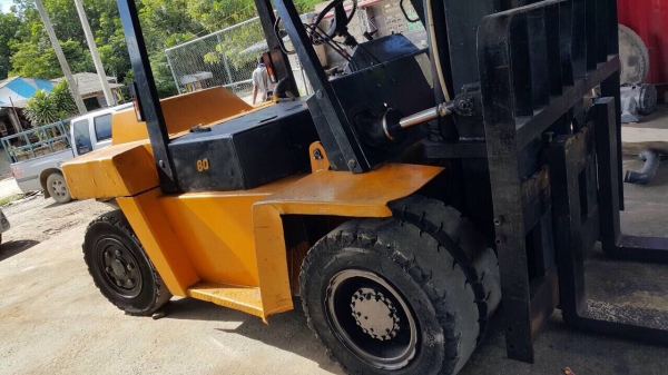 ขายรถยกโฟร์คลิฟท์ 6 ตัน ขายรถยกโฟร์คลิฟท์ 6 ตัน
