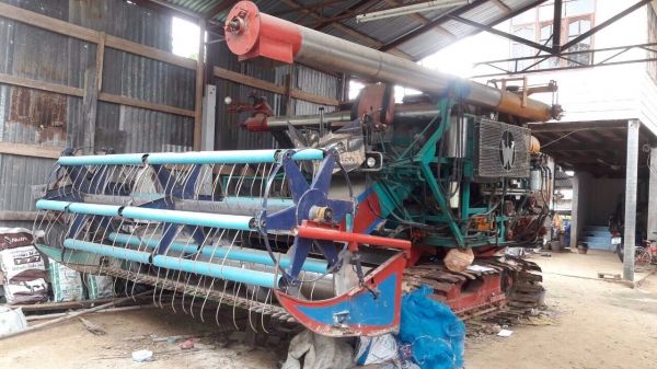 ขายด่วน รถเกี่ยวข้าวไทยเส็งยนต์ พร้อมเทเลอร์ลาก (ราคา 430,000บาท)  เครื่องยนต์ HO7C เทอร์โบ อุ้ม 2.5 ตัน ปั๊มไดกิ้นเบอร์ 22 ช่วงล่างตัวเดิน 10 สภาพพร้อมใช้งาน  ราคาต่อรองได้ครับ ชัยยา สตึก โทร 081-9972972 044-666729