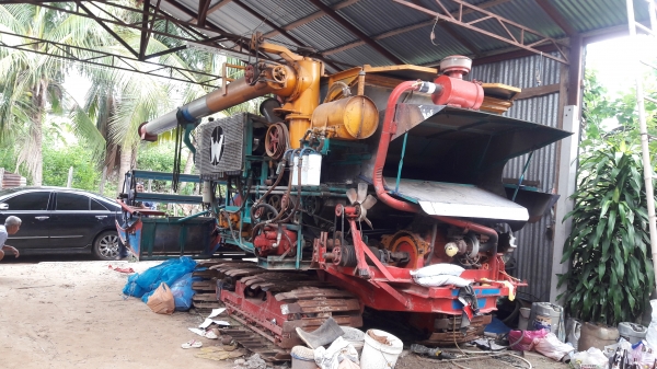 ขายด่วน รถเกี่ยวข้าวไทยเส็งยนต์ พร้อมเทเลอร์ลาก (ราคา 430,000บาท)  เครื่องยนต์ HO7C เทอร์โบ อุ้ม 2.5 ตัน ปั๊มไดกิ้นเบอร์ 22 ช่วงล่างตัวเดิน 10 สภาพพร้อมใช้งาน  ราคาต่อรองได้ครับ ชัยยา สตึก โทร 081-9972972 044-666729