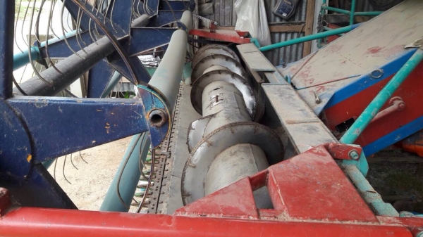 ขายด่วน รถเกี่ยวข้าวไทยเส็งยนต์ พร้อมเทเลอร์ลาก (ราคา 430,000บาท)  เครื่องยนต์ HO7C เทอร์โบ อุ้ม 2.5 ตัน ปั๊มไดกิ้นเบอร์ 22 ช่วงล่างตัวเดิน 10 สภาพพร้อมใช้งาน  ราคาต่อรองได้ครับ ชัยยา สตึก โทร 081-9972972 044-666729