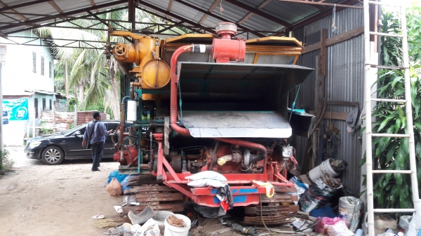 ขายด่วน รถเกี่ยวข้าวไทยเส็งยนต์ พร้อมเทเลอร์ลาก (ราคา 430,000บาท)  เครื่องยนต์ HO7C เทอร์โบ อุ้ม 2.5 ตัน ปั๊มไดกิ้นเบอร์ 22 ช่วงล่างตัวเดิน 10 สภาพพร้อมใช้งาน  ราคาต่อรองได้ครับ ชัยยา สตึก โทร 081-9972972 044-666729