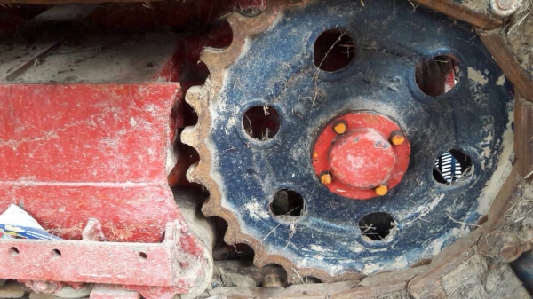 ขายด่วน รถเกี่ยวข้าวไทยเส็งยนต์ พร้อมเทเลอร์ลาก (ราคา 430,000บาท)  เครื่องยนต์ HO7C เทอร์โบ อุ้ม 2.5 ตัน ปั๊มไดกิ้นเบอร์ 22 ช่วงล่างตัวเดิน 10 สภาพพร้อมใช้งาน  ราคาต่อรองได้ครับ ชัยยา สตึก โทร 081-9972972 044-666729