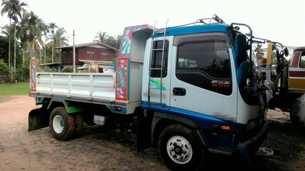 **765,000 บ.ต่อรอง/// 6ล้อดั้มดิน5คิว ISUZU DECA-195 ยาง8.25/16 **ขาย ISUZU DECA FRR-195 6ล้อดั้มดิน5คิว สวยๆพร้อมใช้ ISUZU DECA FRR32K1 6HE1-195 HP เครื่องเดิม เกียร์เดิม เครื่องดี แรง แน่นดี เกียร์ดีไม่มีหลุดครับ ช่วงล่างใหญ่ Fหน้า-หลัง คัสซีดี สวย ไม่ป