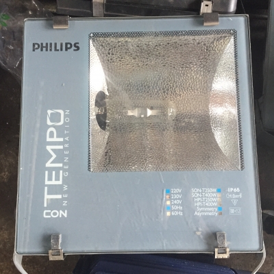 ขายไฟสปอตไลท์ philips มี3ตัว ตัวละ1500ครับ