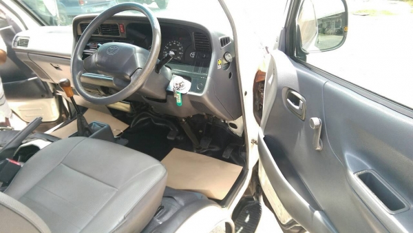 รถตู้ โตโยต้า  HIACE