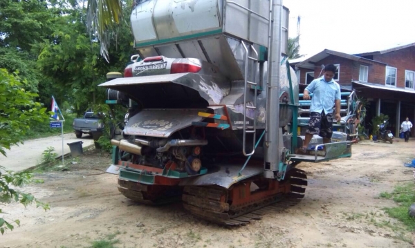 รายละเอียด ขาย รถเกี่ยวข้าว ต.เจริญการช่าง และรถ รถ ต.เจริญการช่าง  ปั้มเบอร์ 23 มอเตอร์ตัวเดิน 12 HT  เครื่อง HINO  แรงม้า 260  เทอร์โบ รุ่นสแตนเลสทั้งคัน พร้อมใช้งานได้เลย ราคา 1,120,000 บาทครับ โทร 081-9972972. 089-8451778