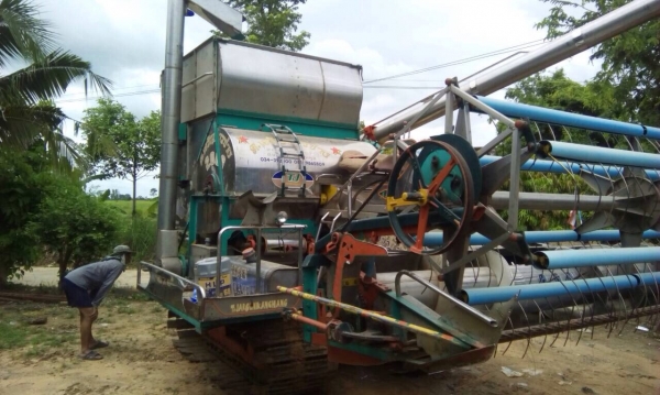 รายละเอียด ขาย รถเกี่ยวข้าว ต.เจริญการช่าง และรถ รถ ต.เจริญการช่าง  ปั้มเบอร์ 23 มอเตอร์ตัวเดิน 12 HT  เครื่อง HINO  แรงม้า 260  เทอร์โบ รุ่นสแตนเลสทั้งคัน พร้อมใช้งานได้เลย ราคา 1,120,000 บาทครับ โทร 081-9972972. 089-8451778