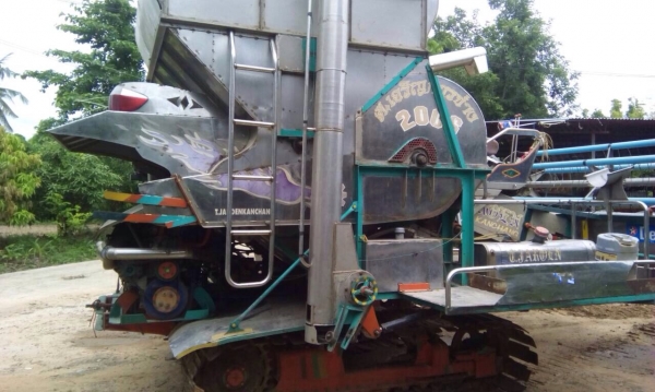 รายละเอียด ขาย รถเกี่ยวข้าว ต.เจริญการช่าง และรถ รถ ต.เจริญการช่าง  ปั้มเบอร์ 23 มอเตอร์ตัวเดิน 12 HT  เครื่อง HINO  แรงม้า 260  เทอร์โบ รุ่นสแตนเลสทั้งคัน พร้อมใช้งานได้เลย ราคา 1,120,000 บาทครับ โทร 081-9972972. 089-8451778