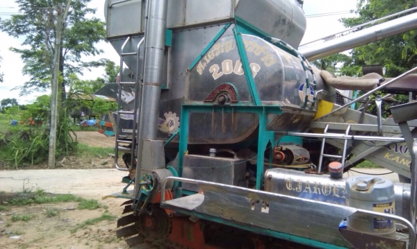 รายละเอียด ขาย รถเกี่ยวข้าว ต.เจริญการช่าง และรถ รถ ต.เจริญการช่าง  ปั้มเบอร์ 23 มอเตอร์ตัวเดิน 12 HT  เครื่อง HINO  แรงม้า 260  เทอร์โบ รุ่นสแตนเลสทั้งคัน พร้อมใช้งานได้เลย ราคา 1,120,000 บาทครับ โทร 081-9972972. 089-8451778