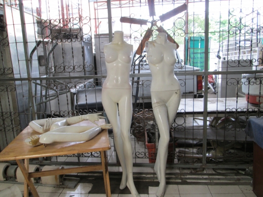 หุ่นครับ  มี 4  ตัว  สภาพตามรูปเลยครับ  จากร้านขายเสื้อผ้า