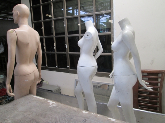 หุ่นครับ  มี 4  ตัว  สภาพตามรูปเลยครับ  จากร้านขายเสื้อผ้า