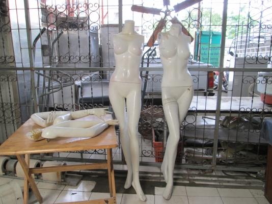 หุ่นครับ  มี 4  ตัว  สภาพตามรูปเลยครับ  จากร้านขายเสื้อผ้า