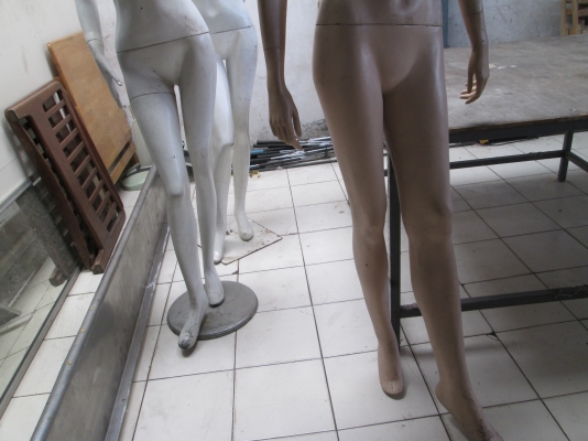 หุ่นครับ  มี 4  ตัว  สภาพตามรูปเลยครับ  จากร้านขายเสื้อผ้า