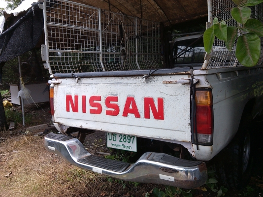 ์Nissan BIG M สีขาว