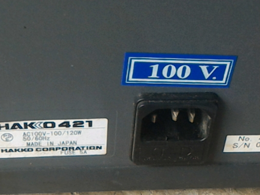 เครื่องดูดควันและกลิ่นแบบอุตสาหกรรม HAKKO 421 มีท่อทางดูดขนาด 2 นิ้ว สองท่อ ตั้งหรือนอนเครื่องได้