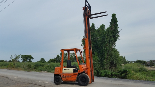 ขายด่วนรถยก TOYOTA 4FGยก2.5ตันเสาสูง4เมตรยางตันหน้าหลังรถนอกนำเข้ายังไม่เคยใช้งานในเมืองไทยเลย=รุ่นใหม่ขายถูกๆๆ