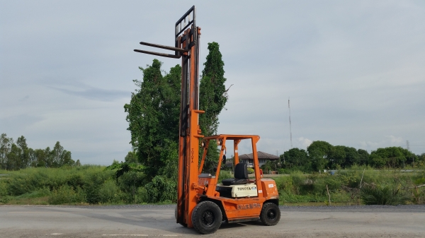 ขายด่วนรถยก TOYOTA 4FGยก2.5ตันเสาสูง4เมตรยางตันหน้าหลังรถนอกนำเข้ายังไม่เคยใช้งานในเมืองไทยเลย=รุ่นใหม่ขายถูกๆๆ