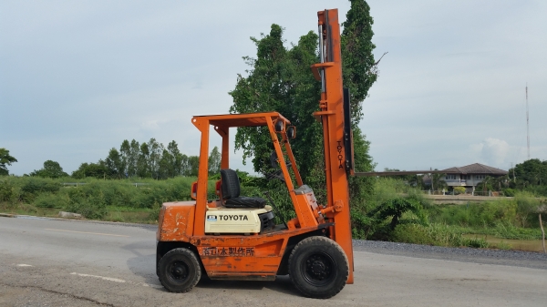 ขายด่วนรถยก TOYOTA 4FGยก2.5ตันเสาสูง4เมตรยางตันหน้าหลังรถนอกนำเข้ายังไม่เคยใช้งานในเมืองไทยเลย=รุ่นใหม่ขายถูกๆๆ