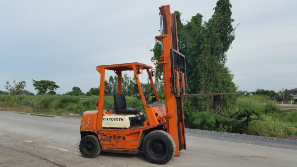 ขายด่วนรถยก TOYOTA 4FGยก2.5ตันเสาสูง4เมตรยางตันหน้าหลังรถนอกนำเข้ายังไม่เคยใช้งานในเมืองไทยเลย=รุ่นใหม่ขายถูกๆๆ